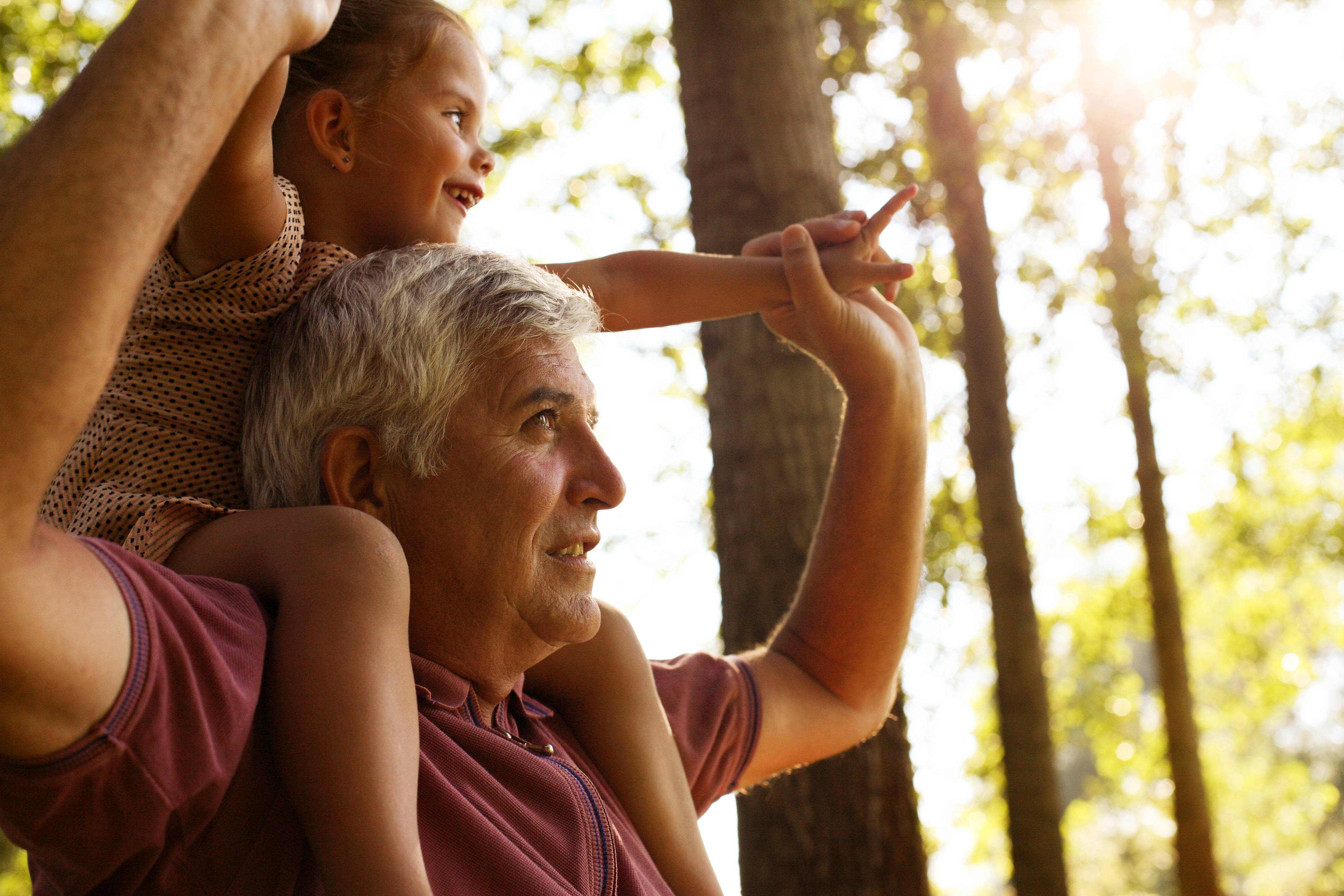 Внучка делает куни. Шуттерсток granddaughter Piggyback grandfather. Дедушка с внучкой в парке фото. Отдалась деду на природе.