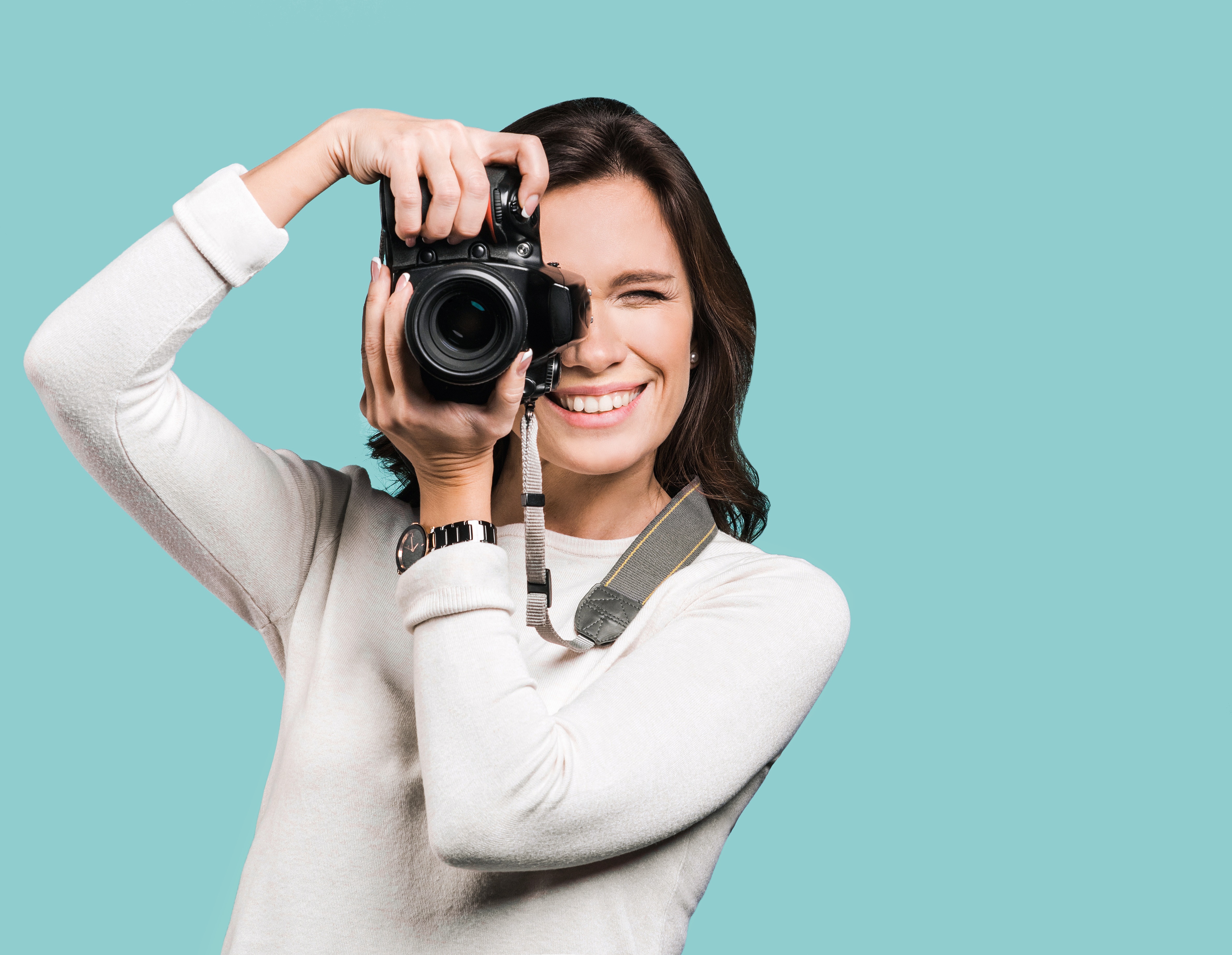 Девушка с фотоаппаратом в студии